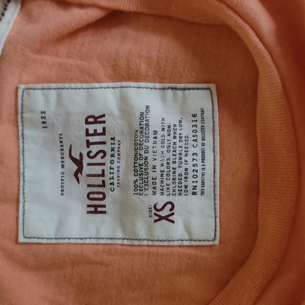 Hollister T-shirt Size XS. Very comfortable feel - Picture 3 of 3